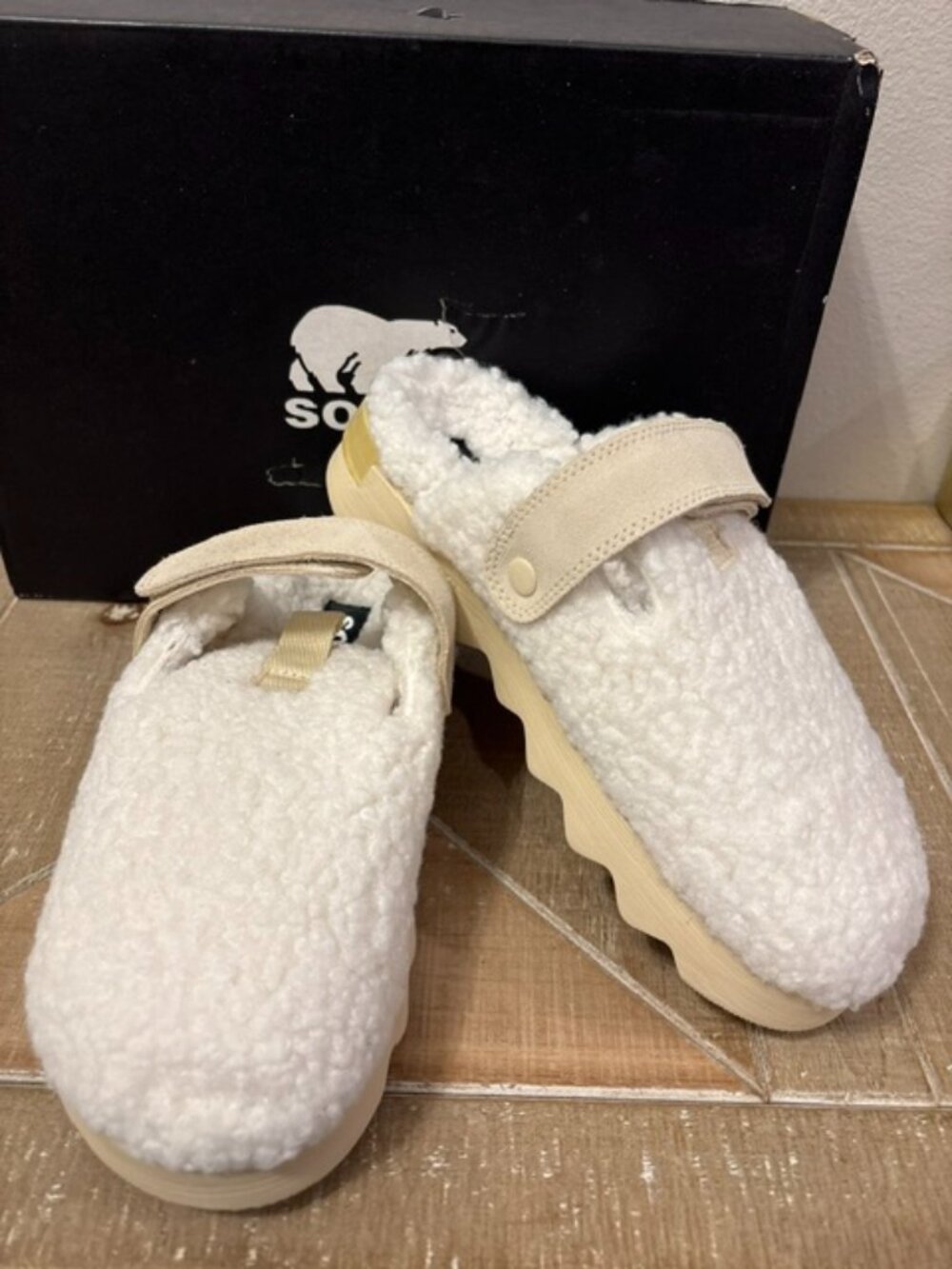 Brand new SOREL Viibe Faux Shearling Clogs in Natural / Bleached Ceramic